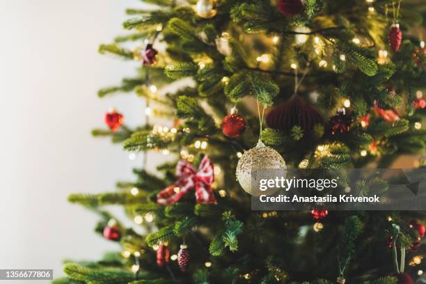 luxury christmas tree decorated with golden and red ornaments. - tannenbaum stock pictures, royalty-free photos & images