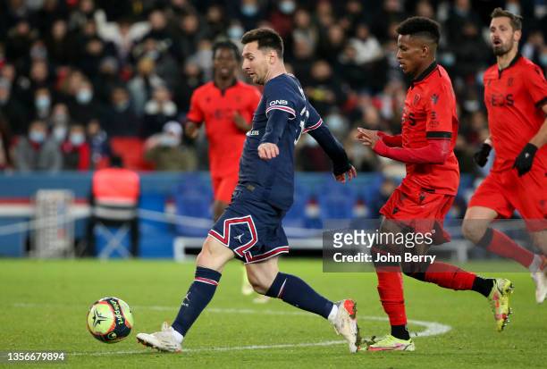 Lionel Messi of PSG, Hicham Boudaoui of Nice during the Ligue 1 Uber Eats match between Paris Saint-Germain and OGC Nice at Parc des Princes stadium...