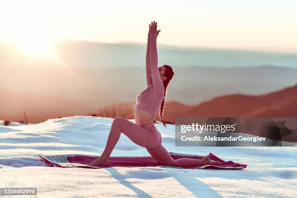 perfekte yoga-übung von yogini im bergschnee - yoga in the snow stock-fotos und bilder