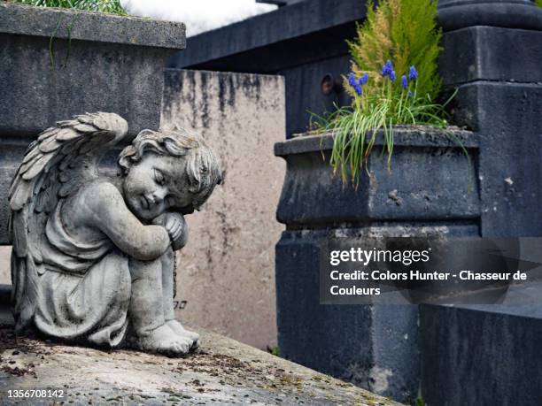 a stone angel on anweathered and anonymous tomb in paris - pere lachaise cemetery stock pictures, royalty-free photos & images