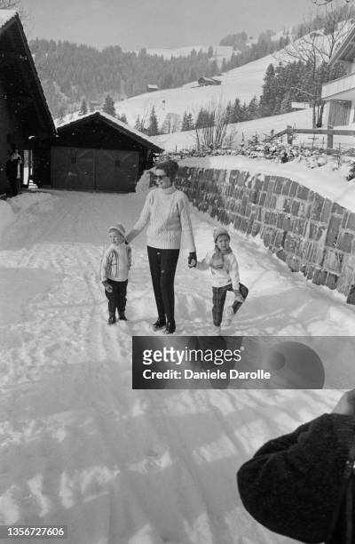 La princesse Grace de Monaco avec ses enfants, le prince Albert II et la princesse Caroline, lors des vacances au ski à Gstaad en Suisse.
