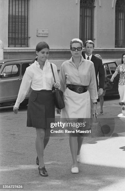 Grace de Monaco fait la réntrée scolaire de sa fille, la princesse Caroline.