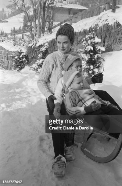 La princesse Grace de Monaco avec ses enfants, le prince Albert II et la princesse Caroline, lors des vacances au ski à Gstaad en Suisse.