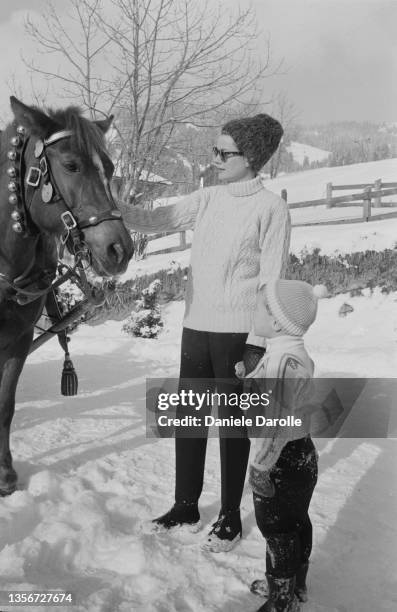 La princesse Grace de Monaco avec son fils, le prince Albert II, lors des vacances au ski à Gstaad en Suisse.