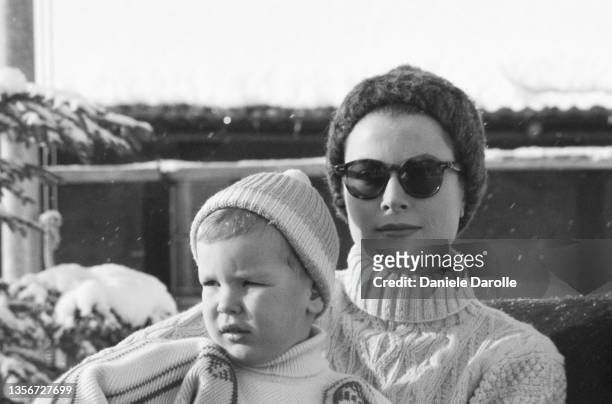 La princesse Grace de Monaco avec son fils, le prince Albert II, lors des vacances au ski à Gstaad en Suisse.