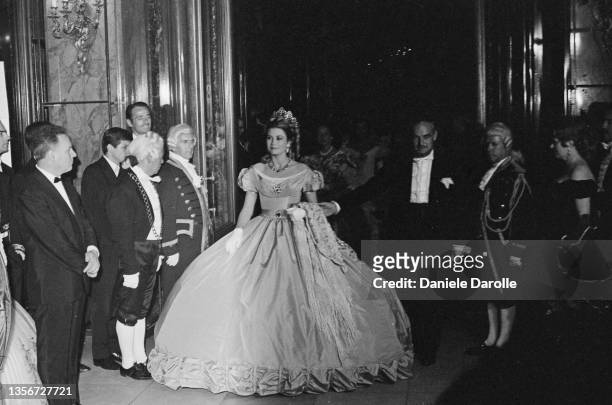 Arrivée de la princesse Grace de Monaco accompagnée de son époux le prince Rainier au Bal du Centenaire à l'Opéra de Monte-Carlo, Monaco, en 1966.