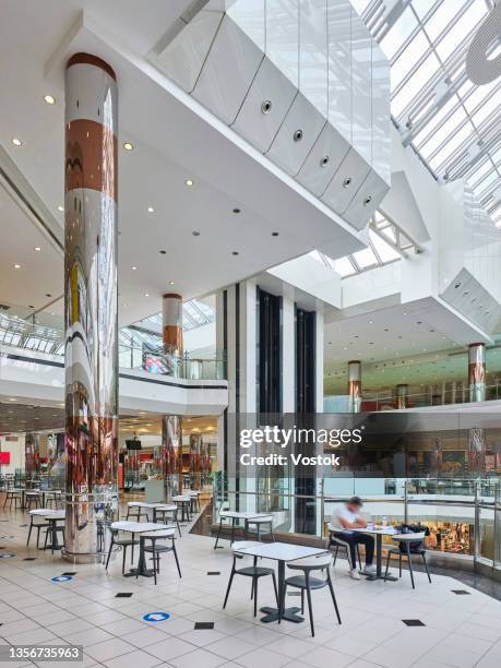 shopping mall in istanbul - foodcourt stockfoto's en -beelden