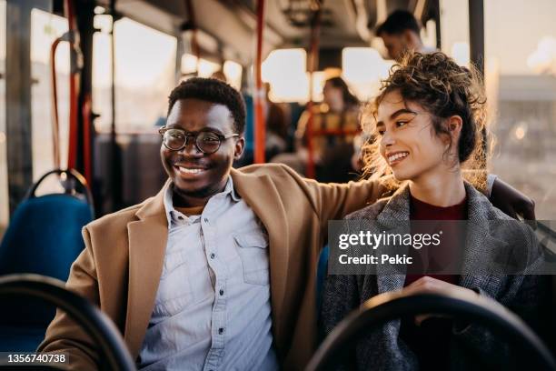 junges paar im stadtbus - nahverkehr stock-fotos und bilder