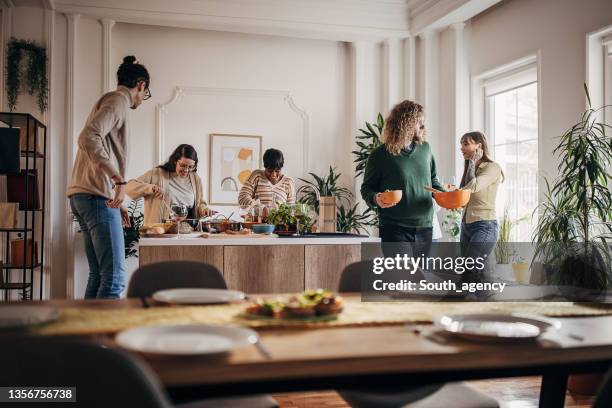 pessoas dando um jantar - jantar-com-convidados - fotografias e filmes do acervo