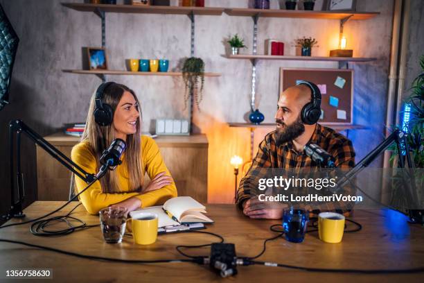 we will have the best show tonight - locutor-de-rádio imagens e fotografias de stock