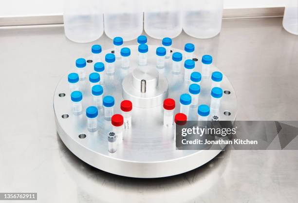 a pcr test vial spin device - instrumento de la reacción en cadena de la polimerasa fotografías e imágenes de stock