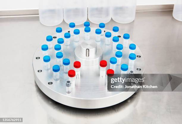 a pcr test vial spin device - genetische screening stockfoto's en -beelden