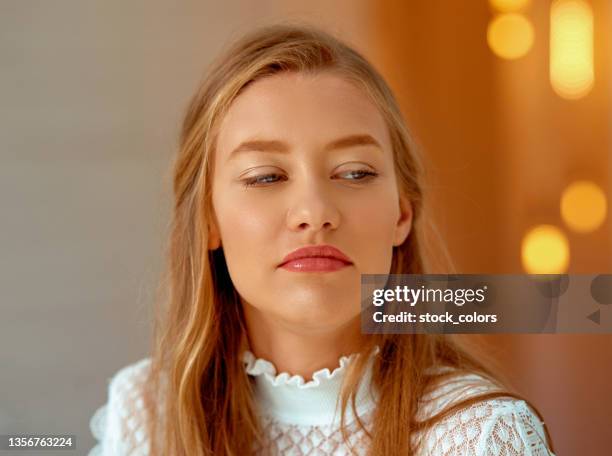 blond woman looking away in envy - jealousy stockfoto's en -beelden