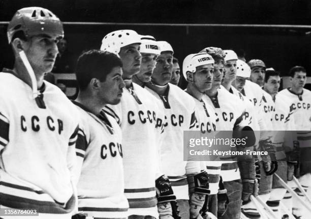 équipe soviétique lors des championnats du monde de hockey sur glace à Vienne, le 22 mars 1967.