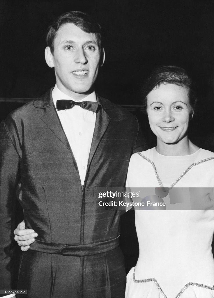 Calmat Alain Calmat et Nicole Hassler à la patinoire de... News Photo - Getty ...