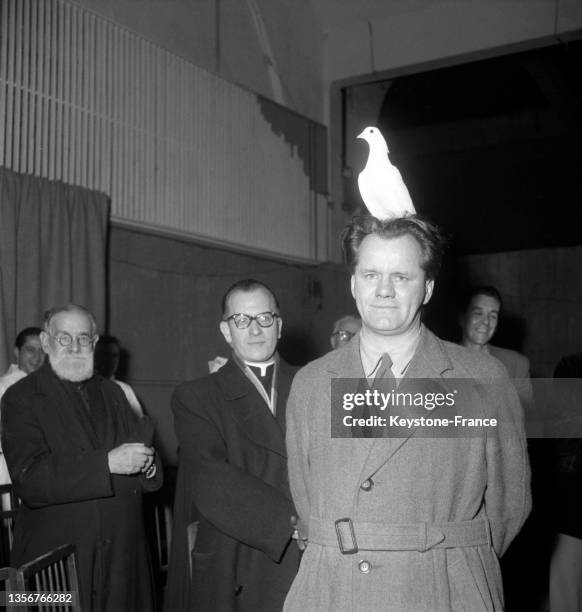La colombe lâchée lors du rassemblement pour l'arrivée de la statue de Notre-Dame de Fatima à Paris, le 9 décembre 1952.