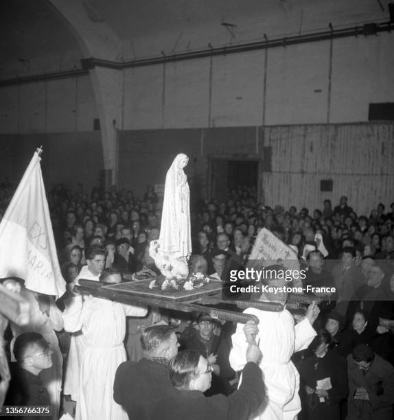 Arrivée de la statue de Notre-Dame de Fatima à Paris, le 9 décembre 1952.