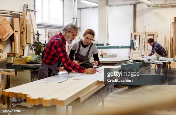 carpinteros en el taller - taller-de-carpintería fotografías e imágenes de stock