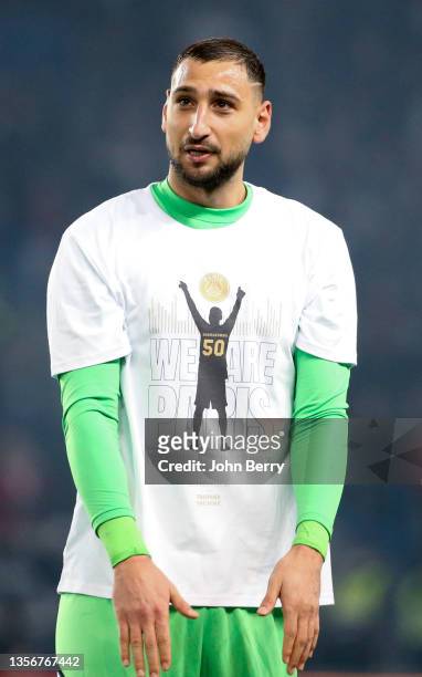 Goalkeeper of PSG Gianluigi Donnarumma, winner of the Yachine Trophy for best goalkeeper of 2021 is honored before the Ligue 1 Uber Eats match...