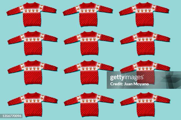 red christmas sweaters forming a mosaic - weihnachtspullover stock-fotos und bilder