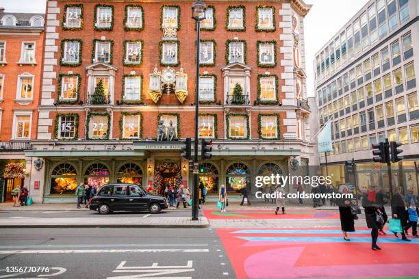 außenansicht des fortnum & mason stores, der zu weihnachten in london, großbritannien, dekoriert wurde - fortnum and mason stock-fotos und bilder