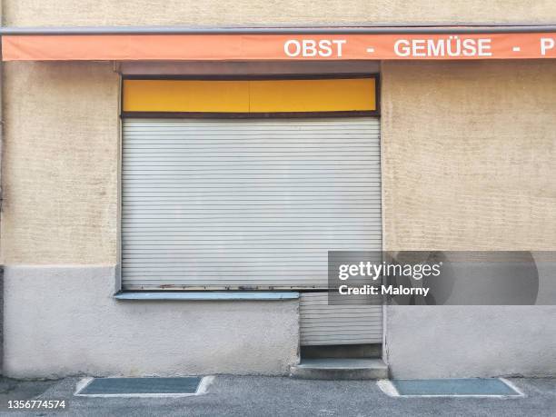 small business store front. closed corner shop. downtown dying - corner shop foto e immagini stock