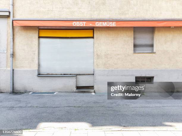 small business store front. closed corner shop. downtown dying - abandoned store stockfoto's en -beelden