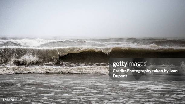 les vagues en janvier - belgian coast stockfoto's en -beelden