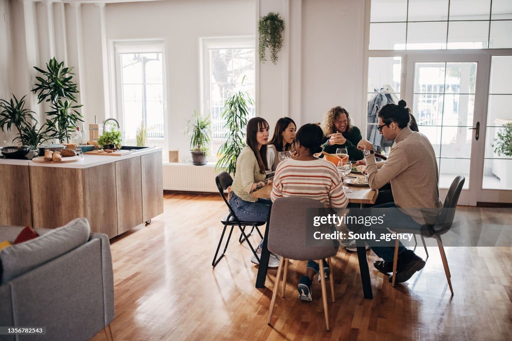 自宅でのディナーパーティー