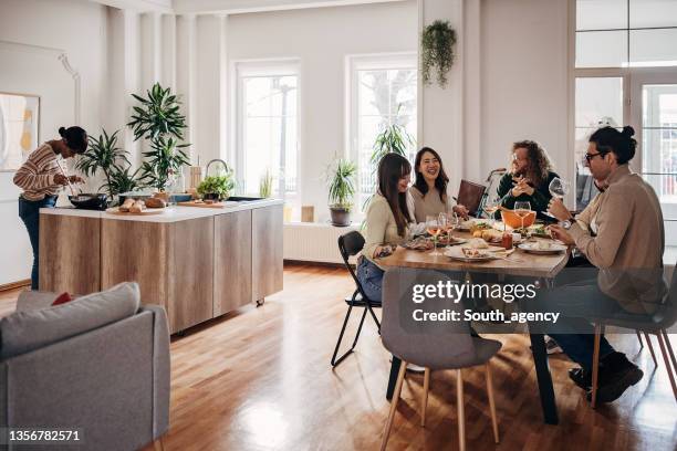 dinner party at home - friends house stockfoto's en -beelden