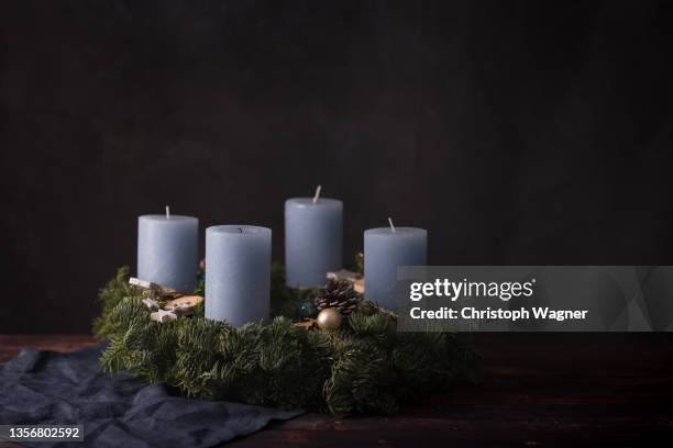 adventskranz - weihnachten - tradition - adventkranz stock-fotos und bilder