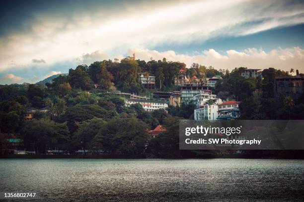 beautiful sunset photo of kandy lake, sri lanka - kandy kandy district sri lanka stock-fotos und bilder