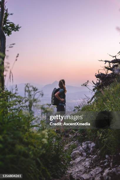 wanderfrau entspannt sich bei sonnenaufgang am berg - österreich durchblick stock-fotos und bilder