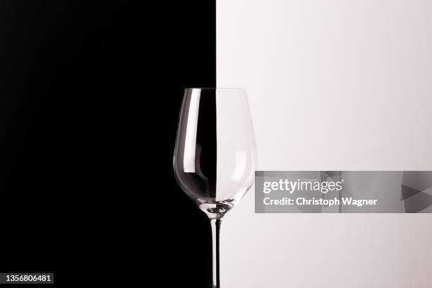 weinglas vor schwarzem hintergrund - nüchternheit stock-fotos und bilder
