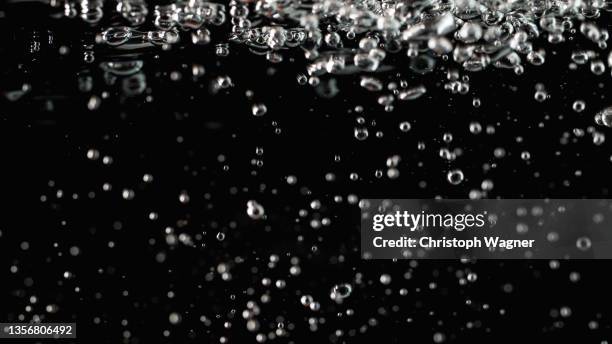 wassertropfen - underwater room stock pictures, royalty-free photos & images