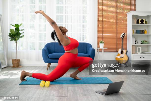 1.987 fotos de stock e banco de imagens de Plus Size Yoga Woman