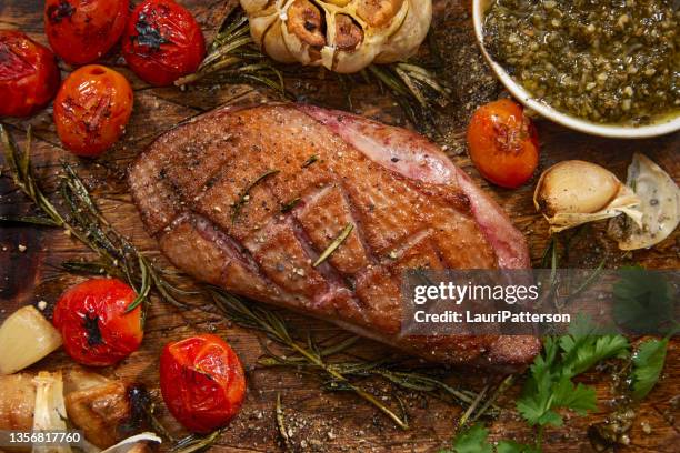 crispy pan seared  duck breast with basil and cilantro pesto - seared stockfoto's en -beelden