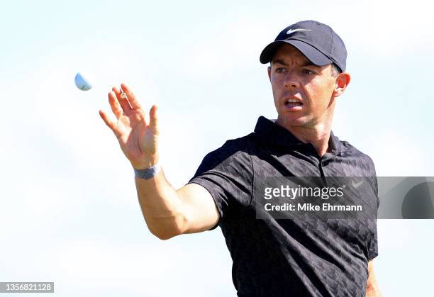 Rory McIlroy of Northern Ireland warms up during the first round of the Hero World Challenge at Albany Golf Course on December 02, 2021 in Nassau, .