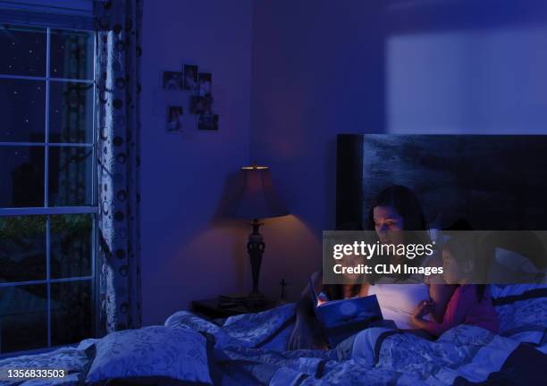 night time - verhaal stockfoto's en -beelden