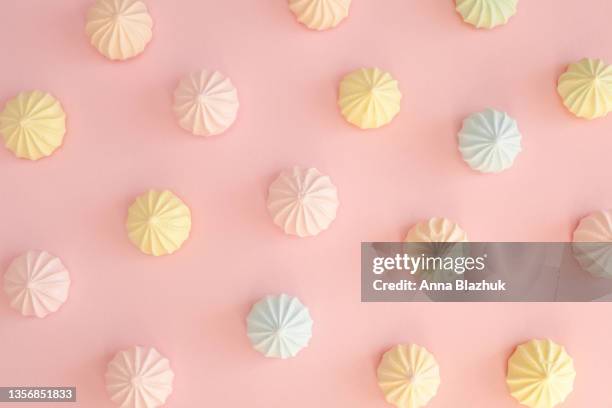 colorful pastel meringue cookies over pink background - zephyros stockfoto's en -beelden