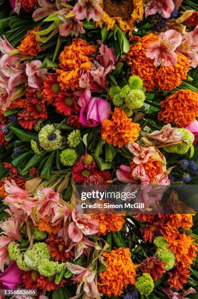 multi-colored bouquet of wilting flowers - green which rose foto e immagini stock