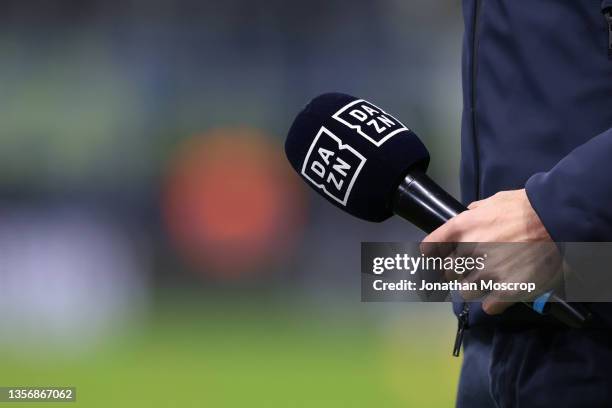 Commentator Mic Commentator Microphone Photos and Premium High Res Pictures - Getty Images