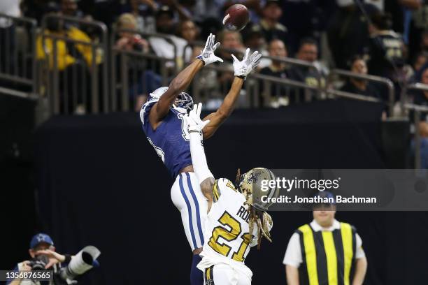 Michael Gallup of the Dallas Cowboys catches the ball for a touchdown as Bradley Roby of the New Orleans Saints defends in the first quarter of the...