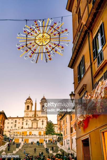 die spanische treppe mit weihnachtslichem schmuck im historischen und barocken herzen roms - christmas lights up in piazza di spagna rome stock-fotos und bilder