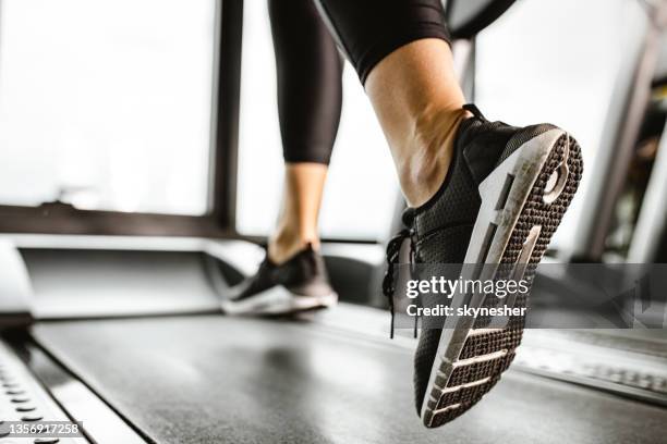 feche acima de atleta irreconhecível correndo em uma esteira em uma academia. - treadmill - fotografias e filmes do acervo