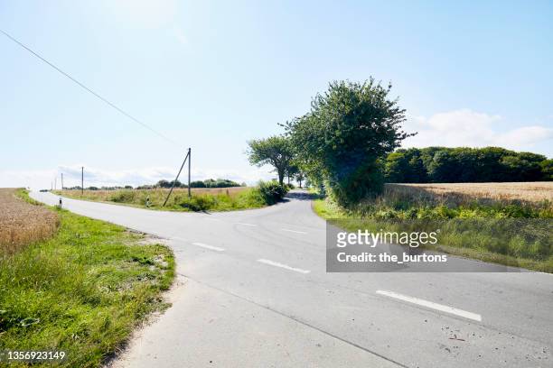crossroad in countryside - crossing stock-fotos und bilder