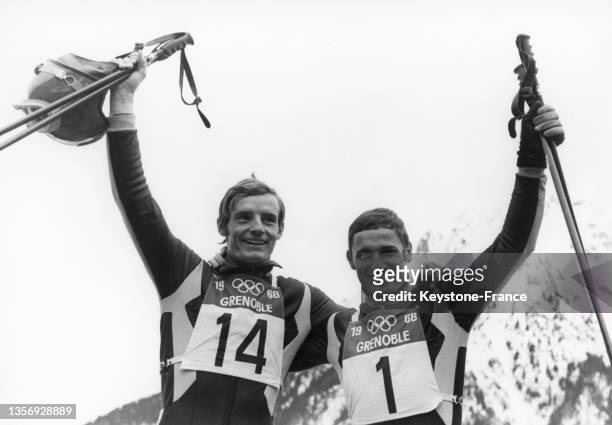 Jean-Claude Killy et Guy Périllat après l'épreuve de descente des Jeux olympiques d'hiver, le 11 février 1968, à Chamrousse.