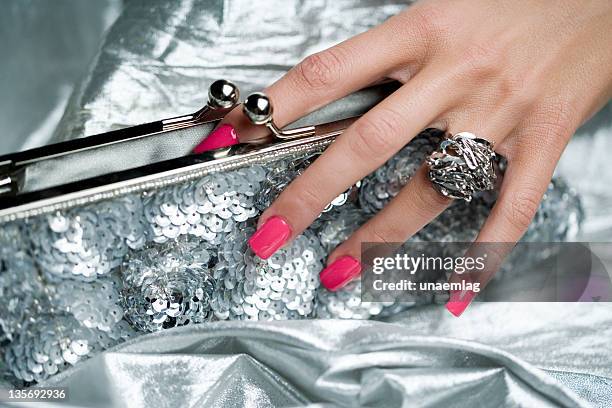 hand in der tasche - silbrige handtasche stock-fotos und bilder