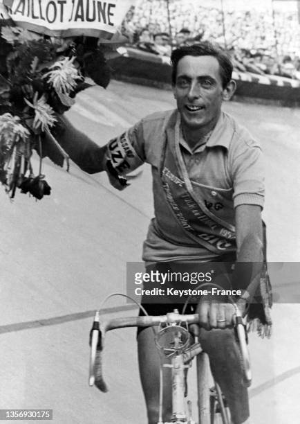 La victoire de Fausto Coppi au Tour de France, le 19 juillet 1952, au Parc des Princes à Paris.