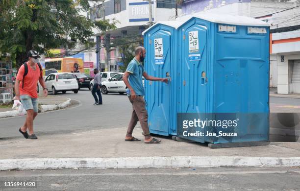 banheiro químico na rua - portable toilet - fotografias e filmes do acervo